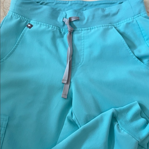 FIGS Women's Blue Scrub Top & Jogger Pants Set - Picture 6 of 6